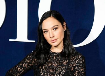 Gal Gadot deja ver su lencería con vestido de encaje con transparencias en París