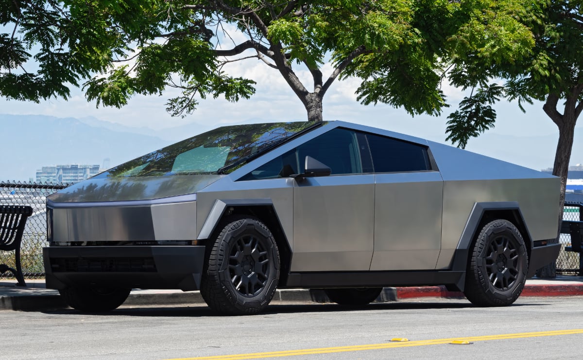 Tesla Cybertruck se parte a la mitad tras caer en un bache; usuarios