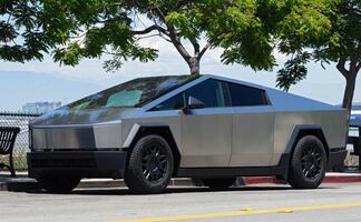 Tesla Cybertruck se parte a la mitad tras caer en un bache; usuarios critican costosa reparación