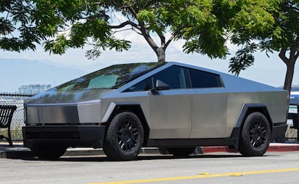 Tesla Cybertruck se parte a la mitad tras caer en un bache; usuarios critican costosa reparación