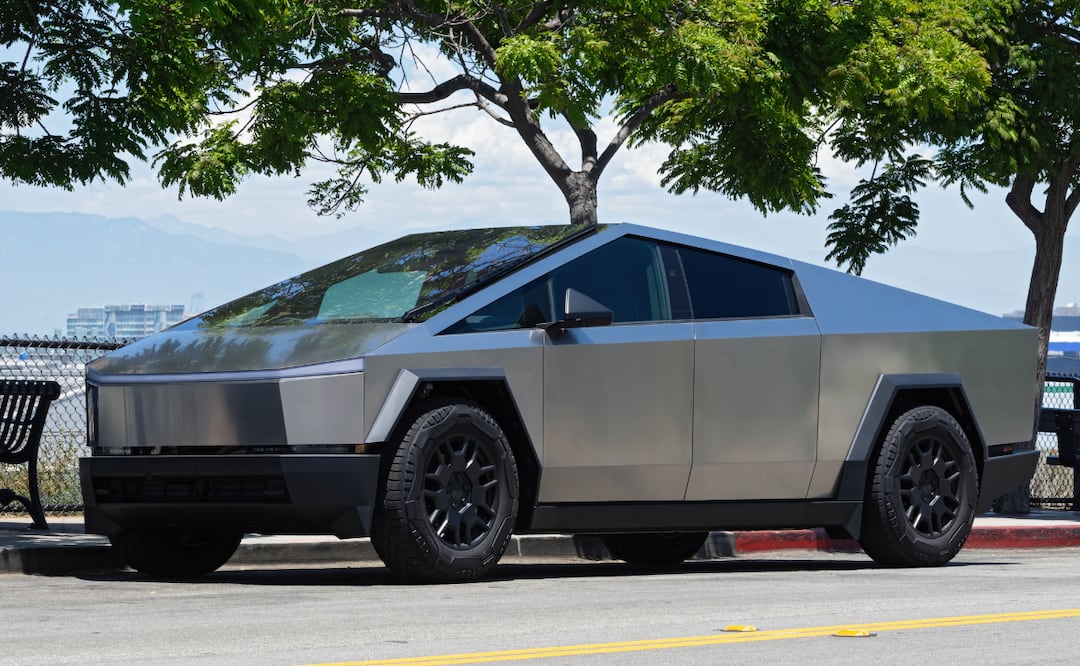 Tesla Cybertruck se parte a la mitad tras chocar contra un bache y la reparación será muy cara. Foto: iStock/Angel Di Bilio