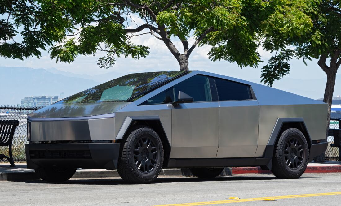 Tesla Cybertruck se parte a la mitad tras chocar contra un bache y la reparación será muy cara. Foto: iStock/Angel Di Bilio