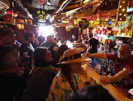 Dueño de bar de Nueva York pagará 500 mil dls a empleadas por acoso