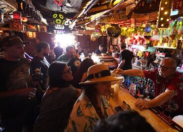 Dueño de bar de Nueva York pagará 500 mil dls a empleadas por acoso