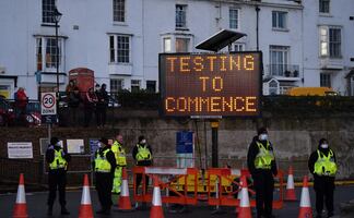 Reino Unido identifica nueva cepa “más contagiosa”