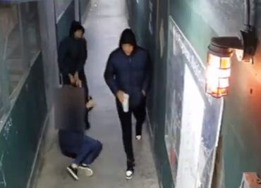 Video. Golpean y arrastran a mujer durante brutal asalto en Nueva York
