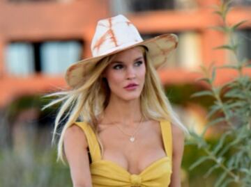 Joy Corrigan se luce en crop top durante sesión al estilo ‘cowgirl’
