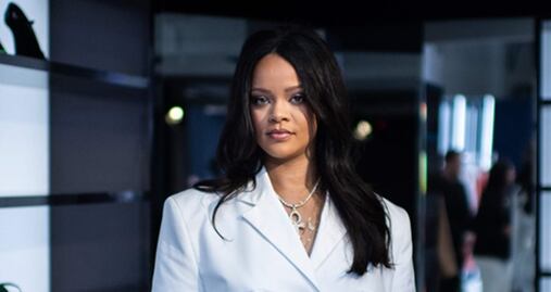 Rihanna arrasa con minivestido tipo blazer en París