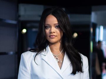Rihanna arrasa con minivestido tipo blazer en París