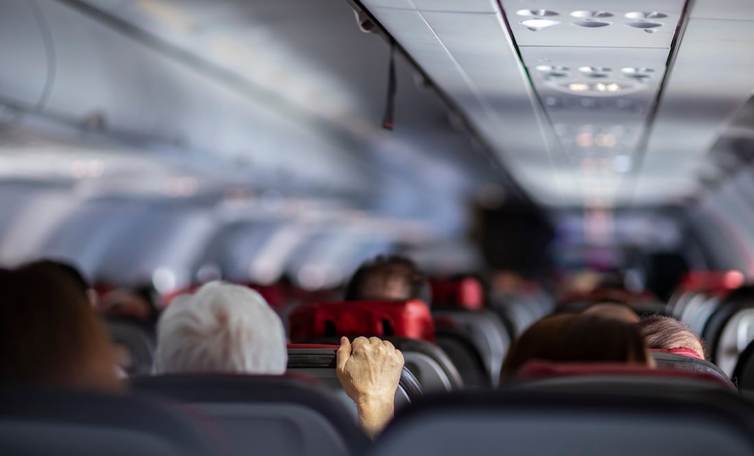 Pasajero que intentó desviar avión de Volaris a EU dijo estar amenazado por criminales. Foto iStock / Ranimiro Lotufo Neto