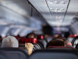¿Cuáles son los asientos más seguros en un vuelo de avión? Esto dicen los expertos