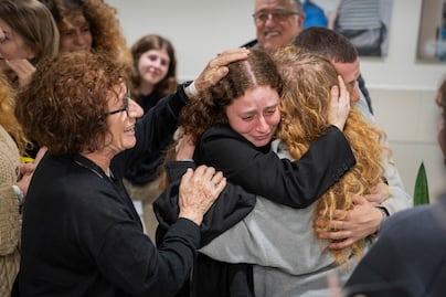 Alimentos escasos y oscuridad, las condiciones en el cautiverio de los 81 rehenes liberados por Hamas