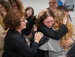 Alimentos escasos y oscuridad, las condiciones en el cautiverio de los 81 rehenes liberados por Hamas