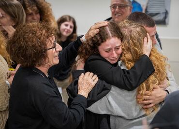 Alimentos escasos y oscuridad, las condiciones en el cautiverio de los 81 rehenes liberados por Hamas