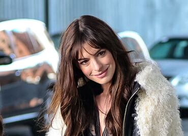 Anne Hathaway deslumbra con falda traslúcida de encaje en Nueva York