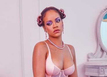 Rihanna posa con corsé de lencería durante sesión de fotos