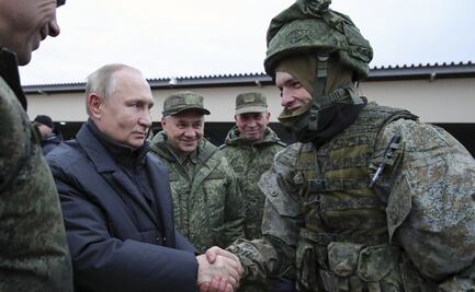Putin visita a soldados en el sureste de Moscú y les deseó “buena suerte”