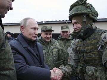 Putin visita a soldados en el sureste de Moscú y les deseó “buena suerte”