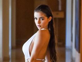 Demi Rose hace alarde de sus curvas de impacto con vestido de pañuelos traslúcidos