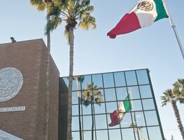 “Le voy a llamar a la Policía”: empleada amenaza a mexicanos en consulado en Las Vegas
