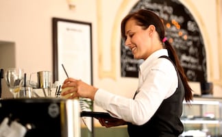 Ordenan a restaurante pagar $157,000 dólares por quedarse con propinas de trabajadores