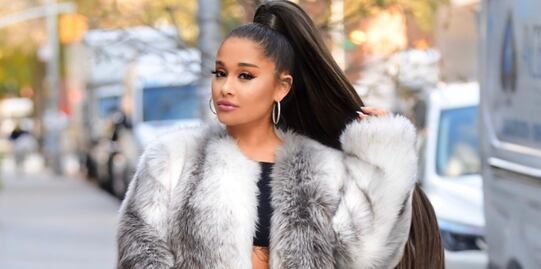 Ariana Grande presume minifalda negra por calles de Nueva York