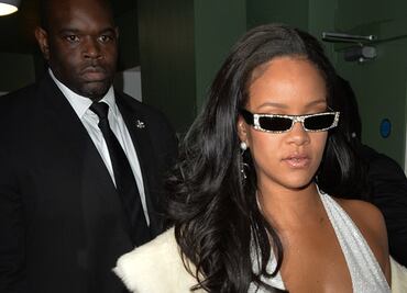 Rihanna luce su silueta en brillante vestido braless