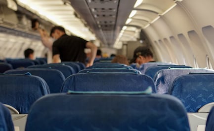 Multan a mujer por golpear a su hijo y quitar galleta a pasajero de avión en EU