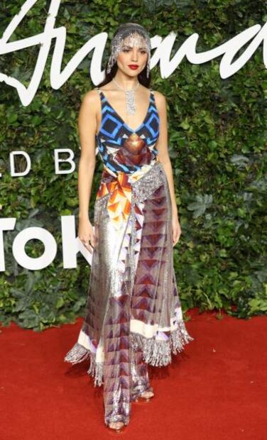 Eiza González deslumbra en los Fashion Awards con vestido de impacto