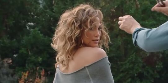 Jennifer Lopez deslumbra con leggings grises para sesión