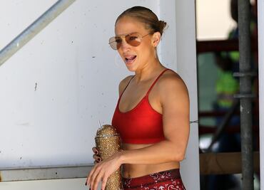 Jennifer Lopez luce figura irreal sin ropa en campaña publicitaria