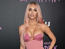 Megan Fox rompe internet con selfie luciendo su escote más arriesgado