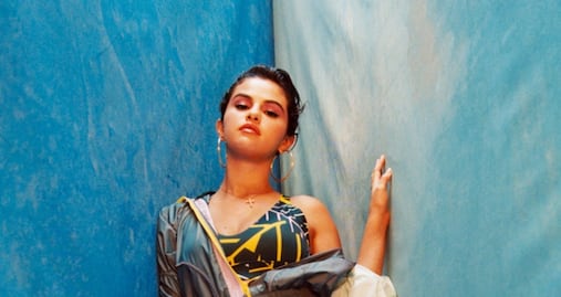 Selena Gomez presume silueta con leggings