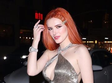 Bella Thorne conquista Nueva York con vestido plateado backless