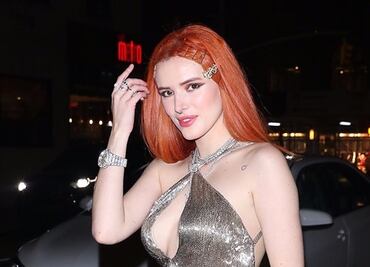 Bella Thorne conquista Nueva York con vestido plateado backless