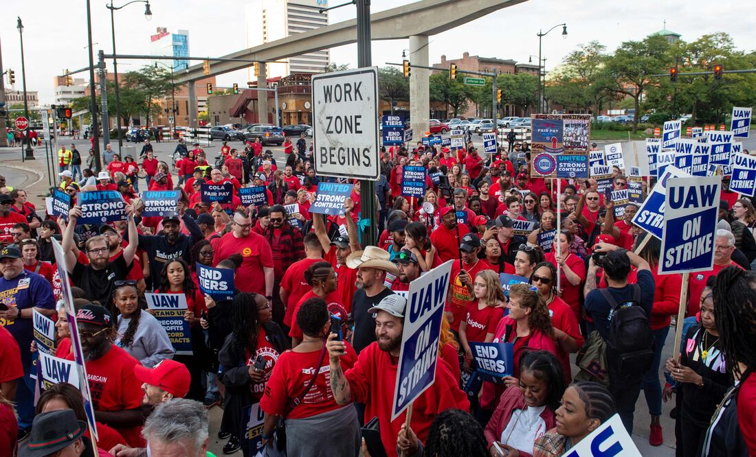 La industria automotriz de México espera una pronta solución a la huelga en Estados Unidos (Photo by Matthew Hatcher / AFP)