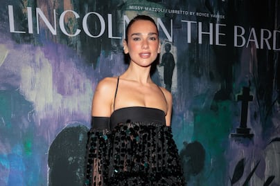 Dua Lipa conquista Nueva York con espectacular vestido de lentejuelas y transparencias