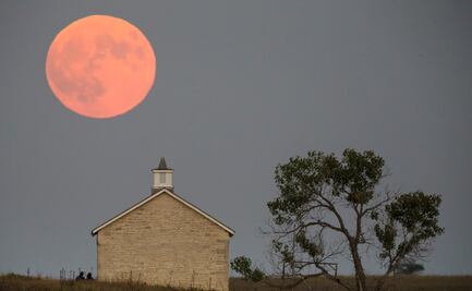 ¿Qué es, cuándo y dónde ver la Superluna Rosa?