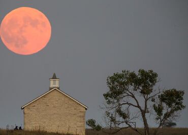 ¿Qué es, cuándo y dónde ver la Superluna Rosa?