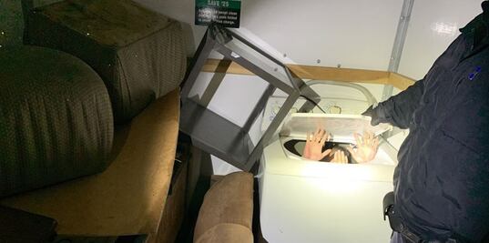 11 migrantes chinos intentaron entrar a EU escondidos en muebles