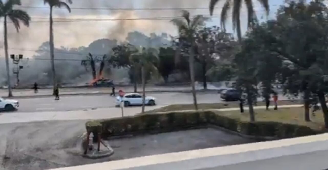 Reportan que una avioneta se estrelló cerca del aeropuerto Boca Ratón, Florida. Tomada de video de redes
