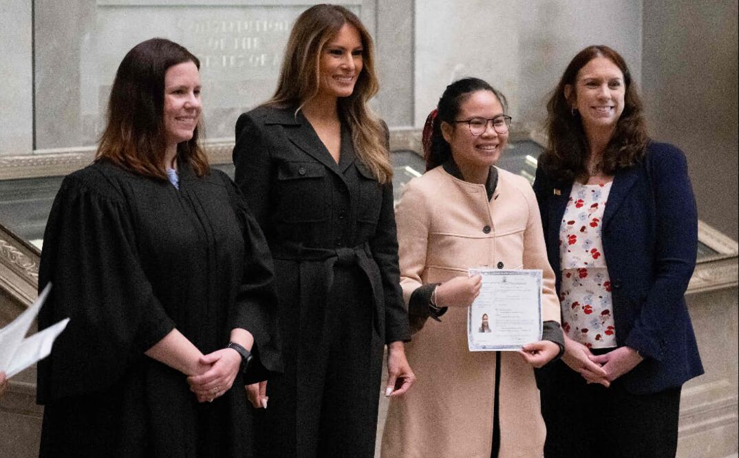 Melania Trump sorprendió este viernes pronunciando un discurso para dar la bienvenida a quienes recibieron la ciudadanía estadounidense. (Photo by SAUL LOEB / AFP)