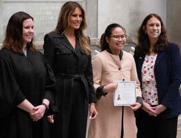 Melania Trump da la bienvenida a nuevos ciudadanos estadounidenses