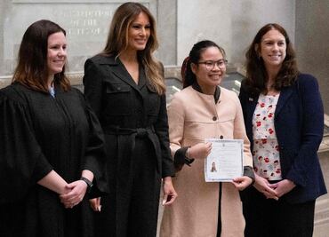 Melania Trump da la bienvenida a nuevos ciudadanos estadounidenses