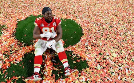 Jugador de Chiefs paga adopciones de perros tras ganar Super Bowl