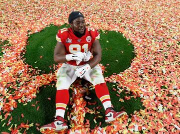 Jugador de Chiefs paga adopciones de perros tras ganar Super Bowl