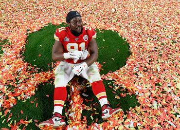 Jugador de Chiefs paga adopciones de perros tras ganar Super Bowl