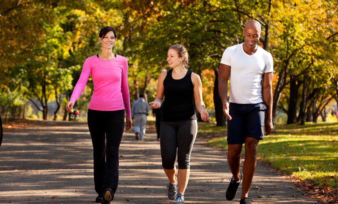 ¿Cuánto tiempo se recomienda caminar para tener buena salud? ¿Cuáles son los beneficios?.Foto iStock / :leaf