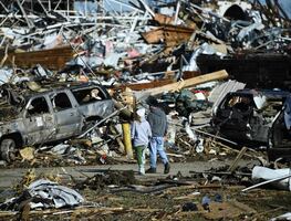 Suman 78 muertos por el paso de tornados en Estados Unidos (videos)