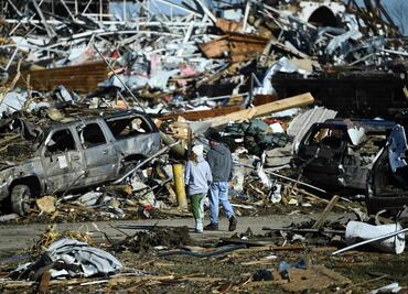 Suman 78 muertos por el paso de tornados en Estados Unidos (videos)